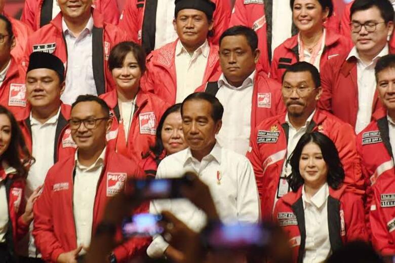 Negarawan atau Politisi, Dilema Jokowi di Ujung Kepemimpinan